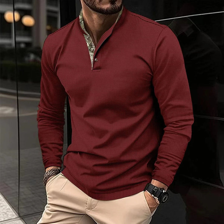 Détail du col montant chic et tissu confortable de ce polo homme manches longues. Mode masculine polyvalente.