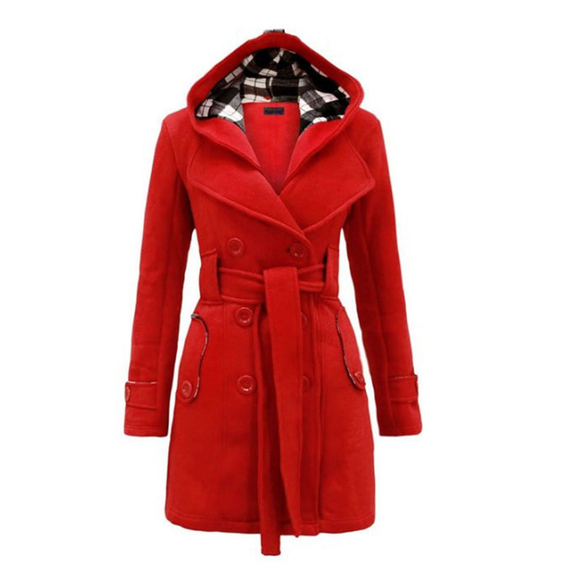 Manteau d'hiver femme élégant en laine rouge, ceinturé, avec capuche. Chaud et chic.