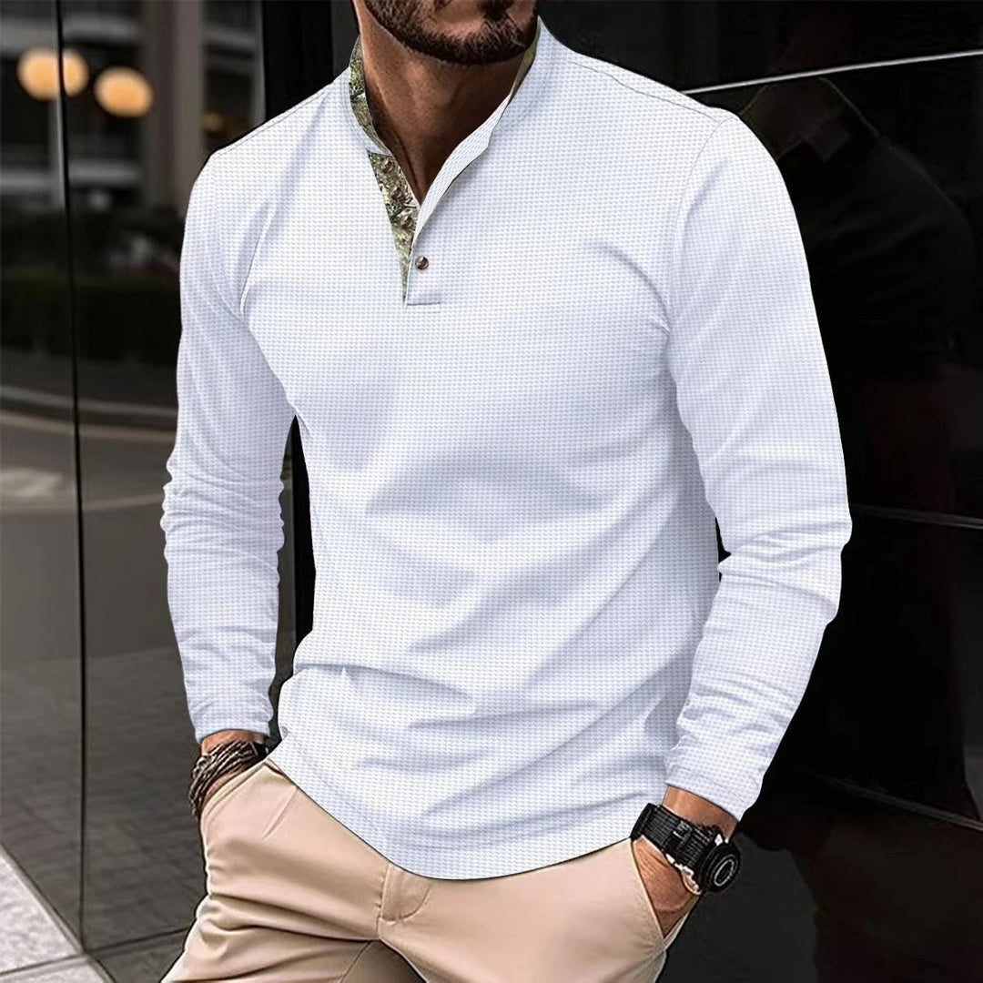 Homme portant un polo manches longues col montant. Style décontracté chic, parfait pour un vêtement masculin.