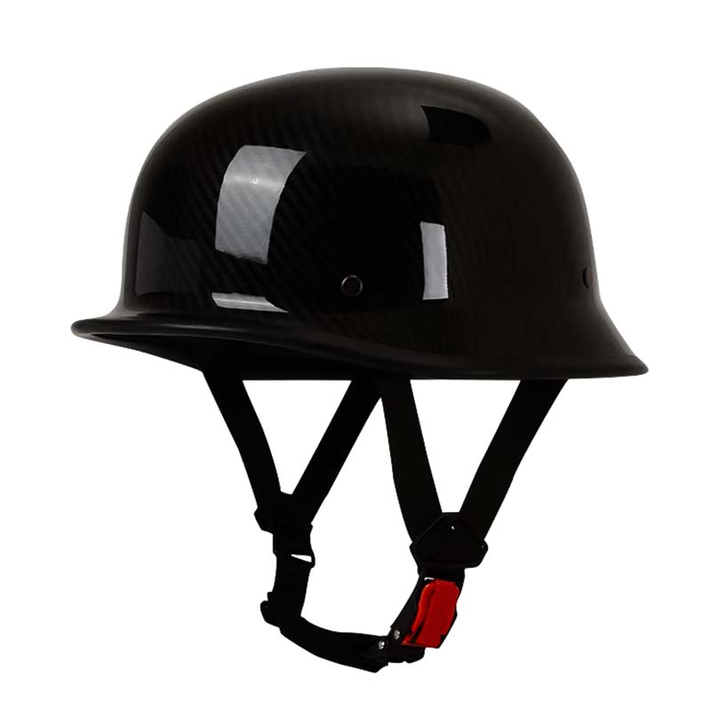 Motard avec casque demi-face Outlaw vintage, homologué ECE/DOT, offrant protection et style sur route.