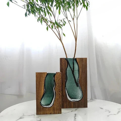 Vase élégant en verre transparent et socle en bois, parfait pour fleurs fraîches et intérieur design.