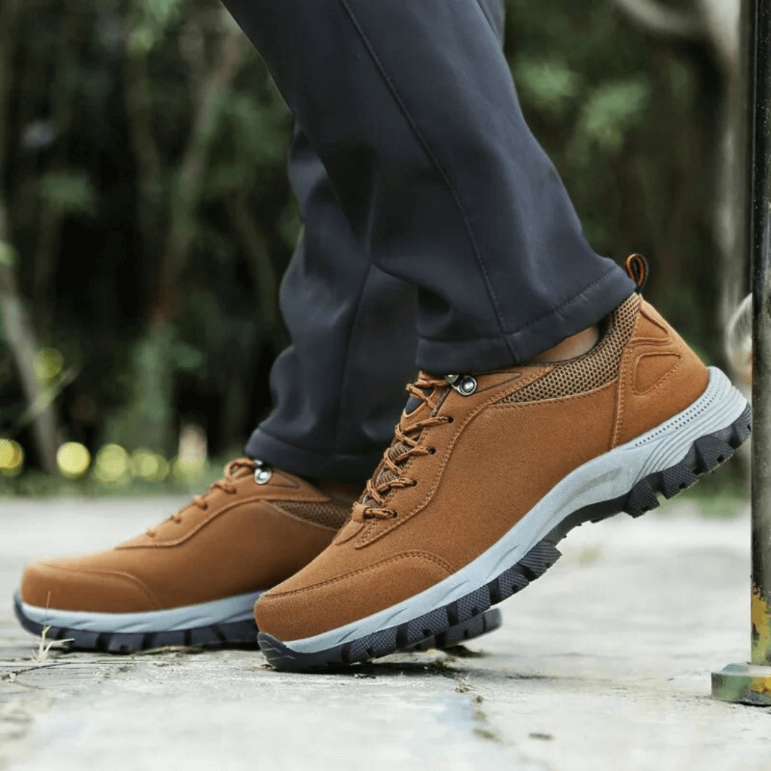 Chaussures sport TrailGuard pour hommes, durables et stables, idéales pour les sentiers de randonnée.