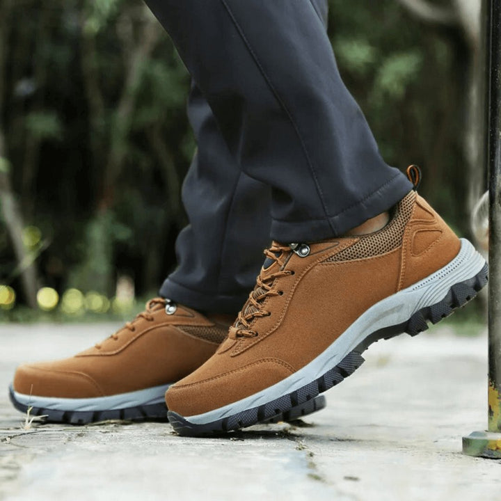 Chaussures sport TrailGuard pour hommes, durables et stables, idéales pour les sentiers de randonnée.