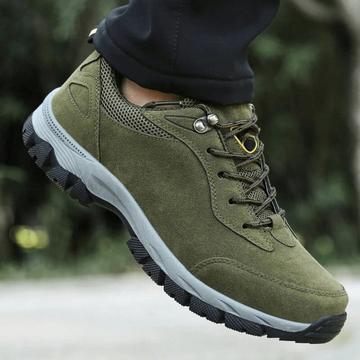 Chaussures TrailGuard imperméables hommes, assurant confort et adhérence pour toutes vos explorations en extérieur.
