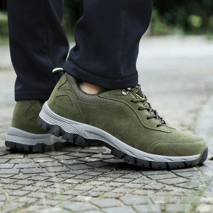 Randonnez en toute confiance avec les chaussures TrailGuard hommes, offrant stabilité et protection en trail.