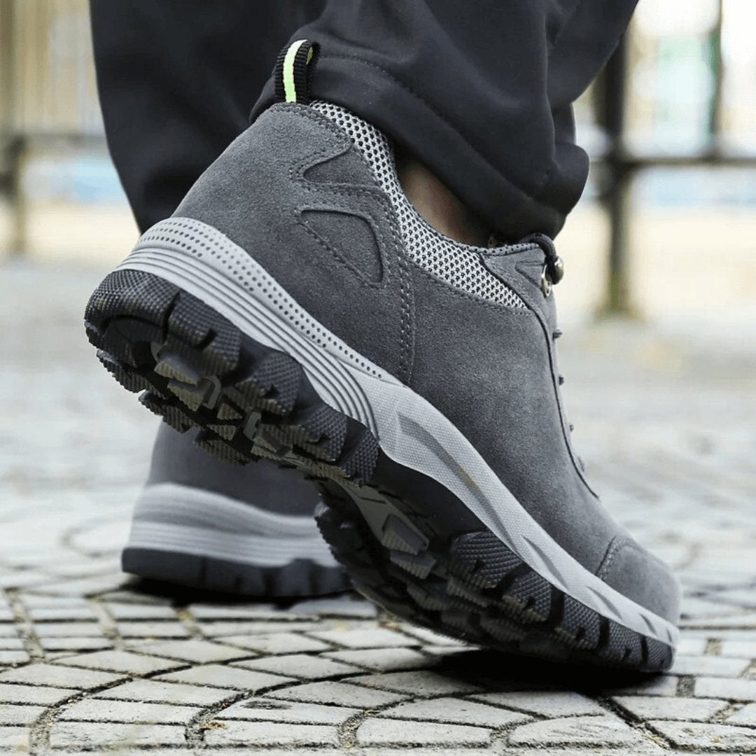 Les chaussures de trekking TrailGuard pour hommes garantissent une adhérence et un confort exceptionnels en extérieur.
