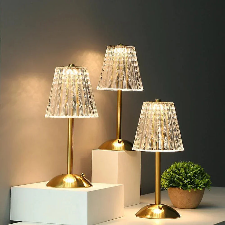 Lampe de table LED sans fil rechargeable, design cristal doré tactile pour une ambiance élégante et polyvalente.