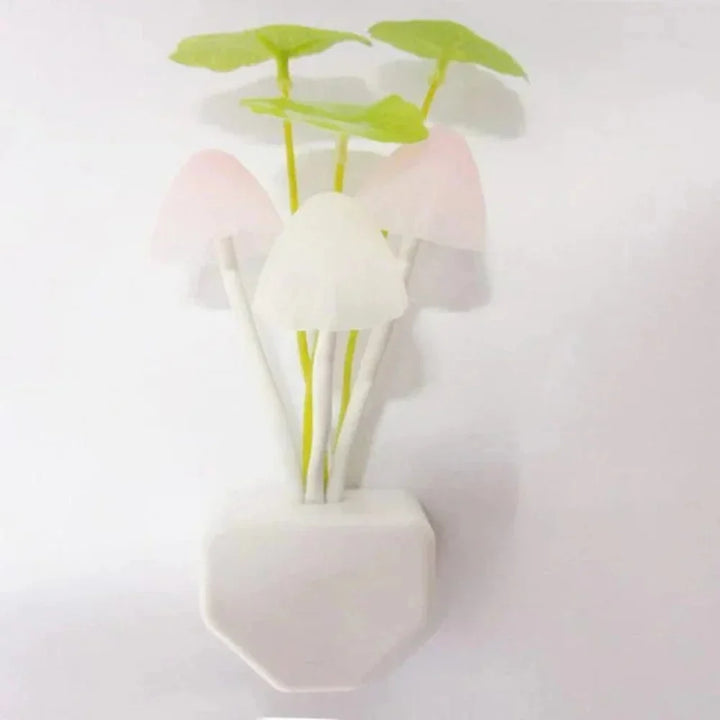 Champignon veilleuse ambiance LED, lumière douce pour une chambre d'enfant sereine et décorative.