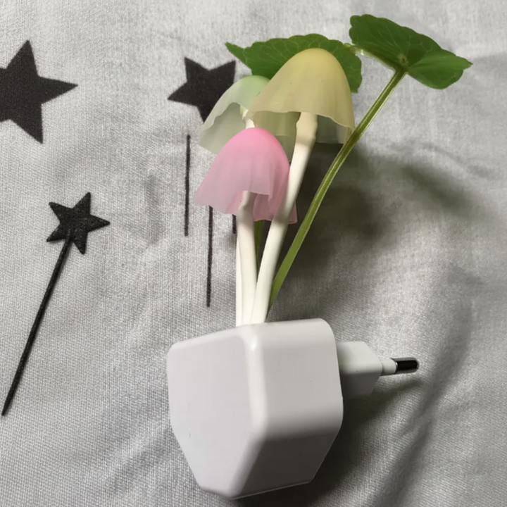 Cadeau parfait : veilleuse champignon à lumière douce LED, crée une ambiance apaisante en chambre enfant.