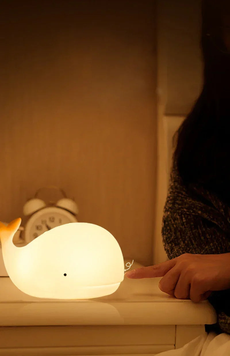 Veilleuse enfant baleine lumineuse avec LED multicolores, idéale pour créer une ambiance apaisante.