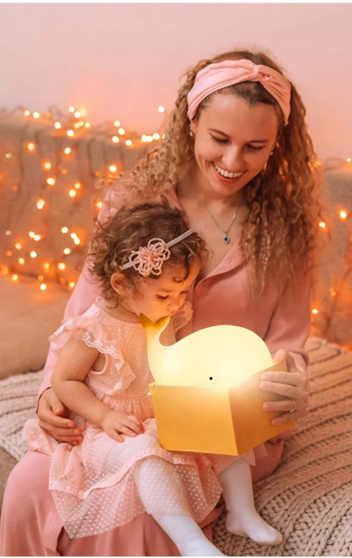 Mignonne veilleuse baleine pour la chambre d'enfant, lumière de nuit LED avec couleurs changeantes.