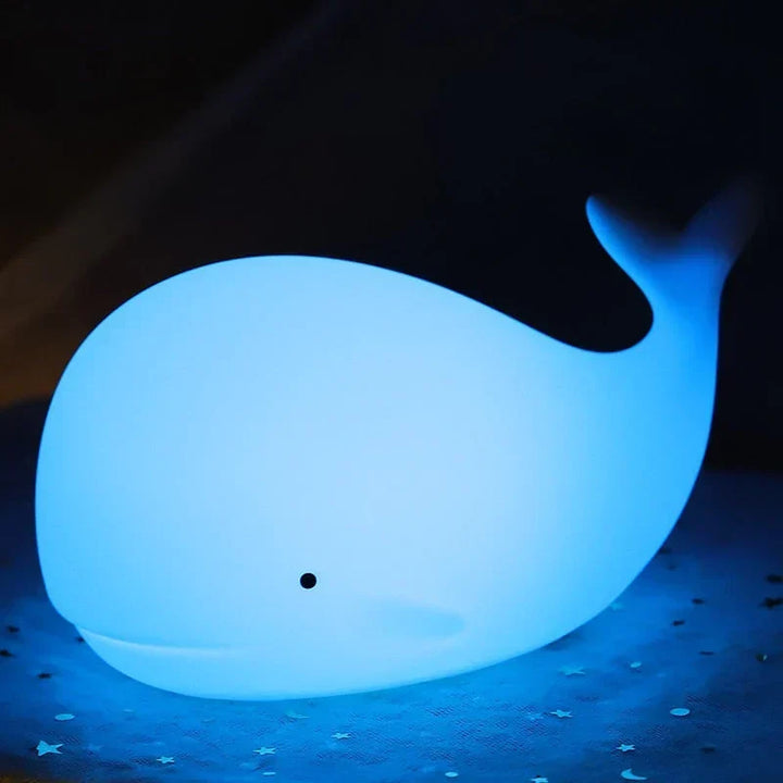 Veilleuse enfant baleine LED, lumière douce multicolore pour une nuit calme et sereine.