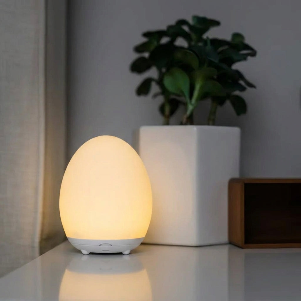 Veilleuse bébé LED RGB tactile, dimmable et rechargeable, offre une lumière douce et colorée pour une chambre sereine.