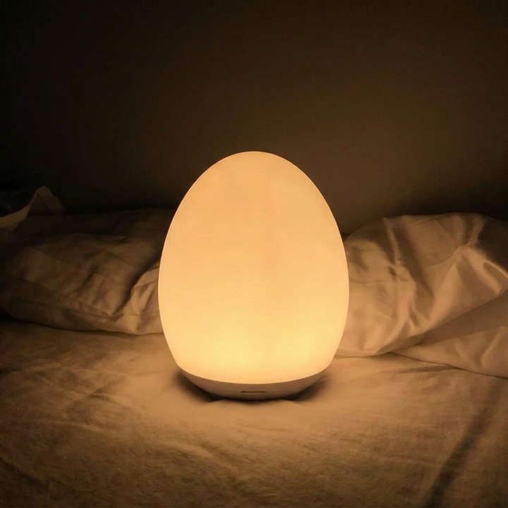 Lumière de nuit enfant LED RGB tactile rechargeable, dimmable, crée une ambiance douce et sécurisante dans la chambre.
