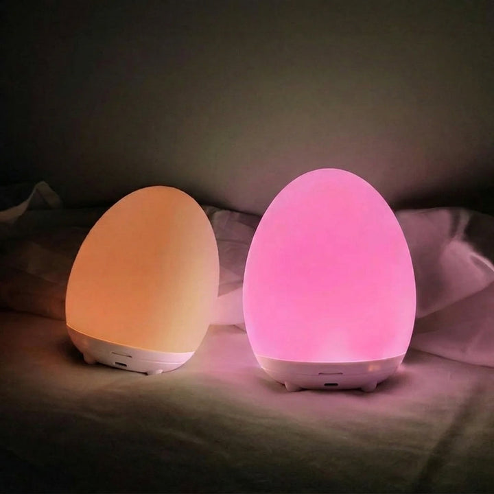 Veilleuse tactile LED RGB dimmable pour chambre d'enfant, rechargeable, apportant une lumière douce et apaisante à bébé.