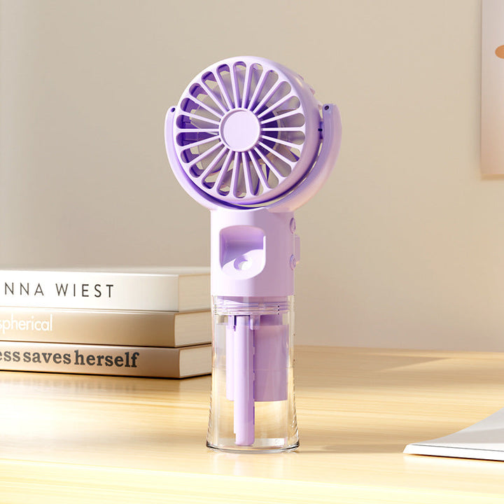 Ventilateur humidificateur de poche blanc pour femme, idéal pour le voyage et le rafraîchissement estival.