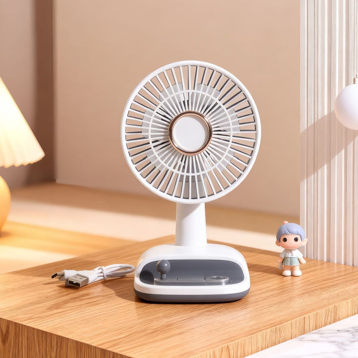 Petit ventilateur de bureau avec angle réglable, alimenté par USB. Rafraîchissement silencieux et design moderne.