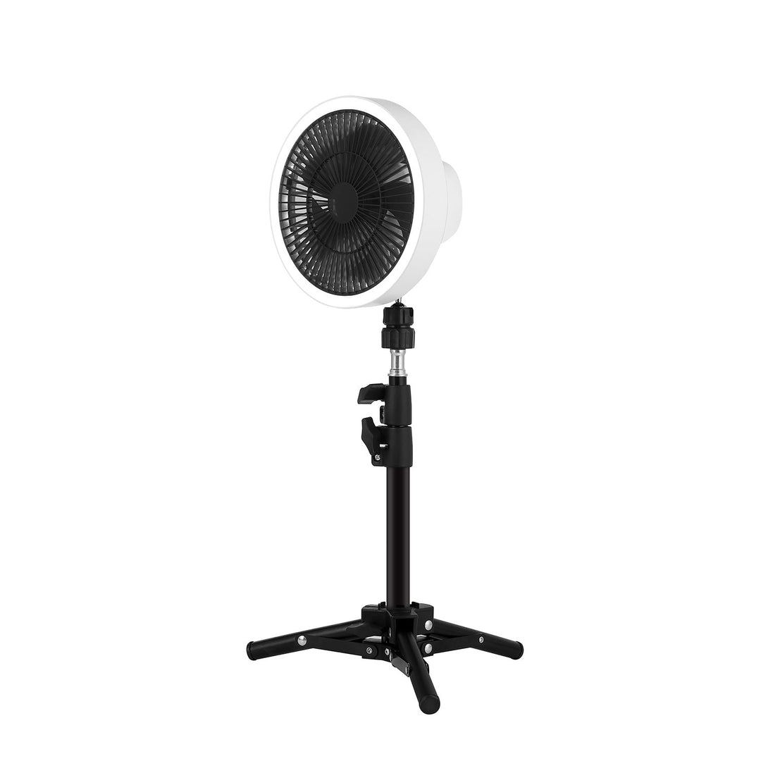 Ventilateur sur trépied réglable et portatif, parfait pour un confort frais en été. Modèle silencieux avec batterie 10000mAh.