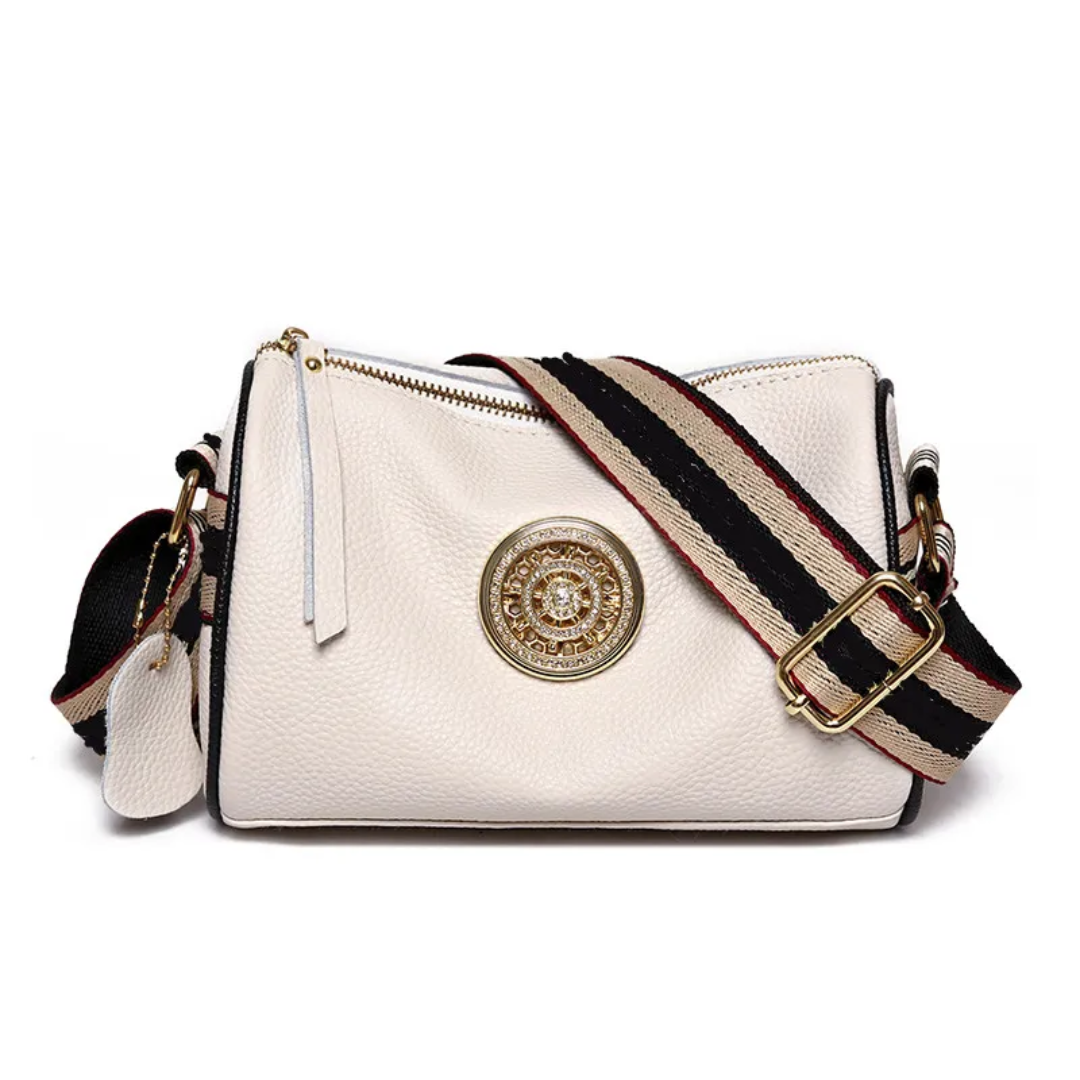 Sac à main Boston beige en cuir, accessoire mode polyvalent pour un style femme décontracté.