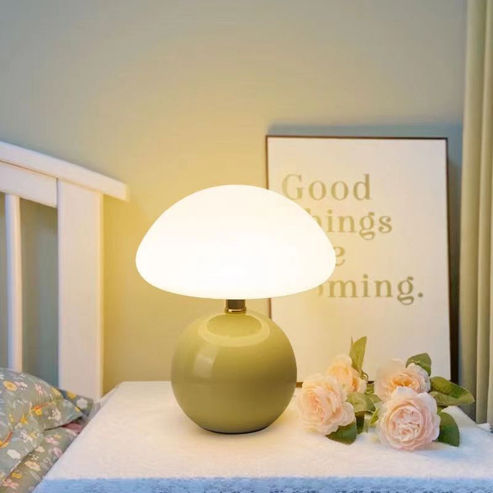 Lampe de table LED moderne forme champignon, avec lumière douce et intensité réglable.