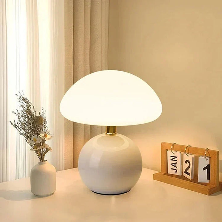 Lampe de table LED forme champignon en céramique blanche, lumière réglable et épurée.
