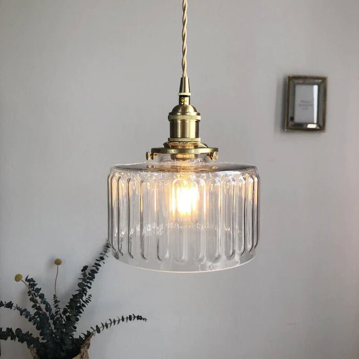 Verre vintage et chic pour cette suspension Ottilia réglable, éclairage intérieur.