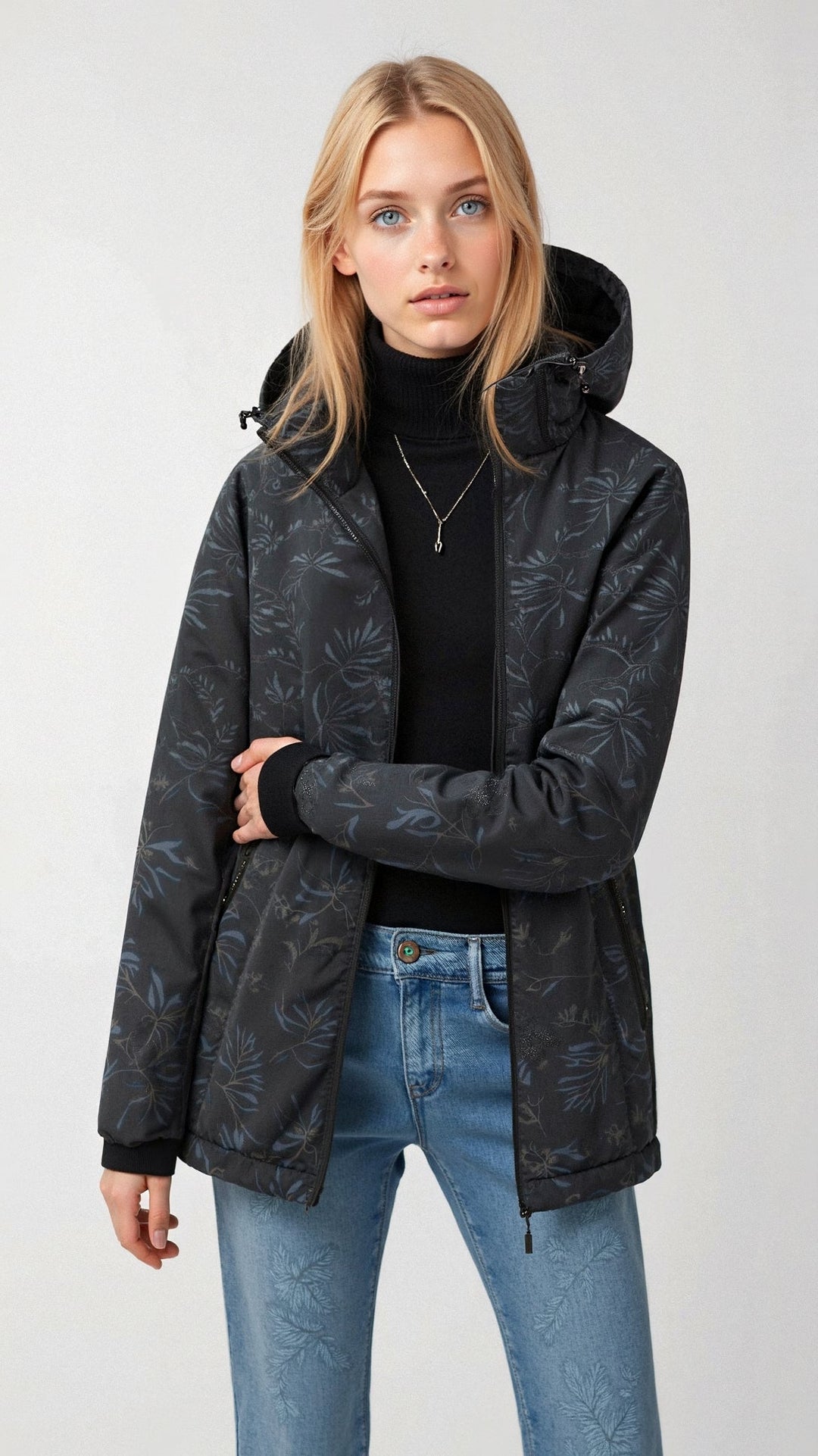 Veste fleurie à capuche pour femme, idéale pour la mi-saison, confortable et stylée.