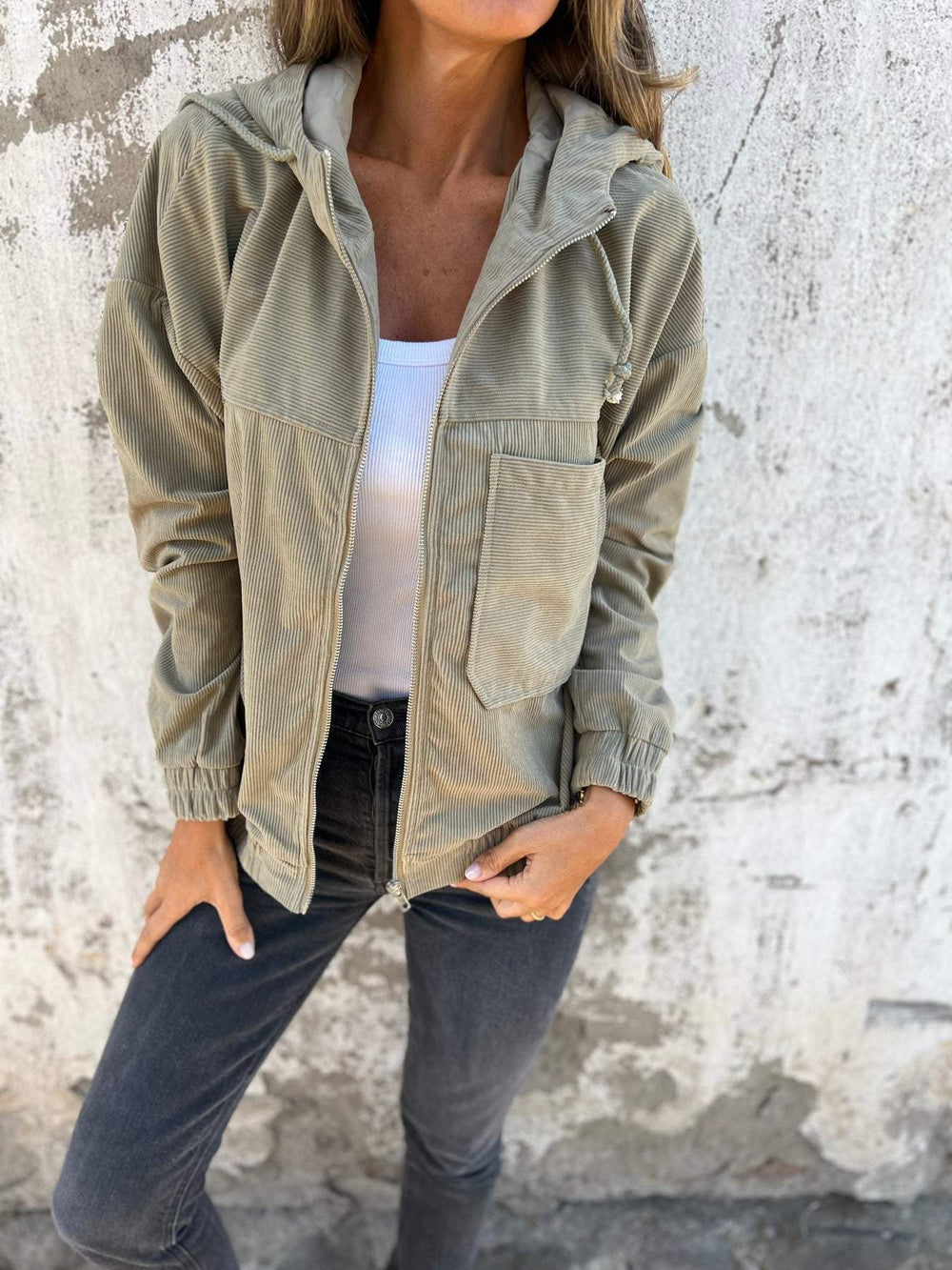 Blouson zippé femme avec capuche, idéal pour un look casual chic et le confort toute la journée.
