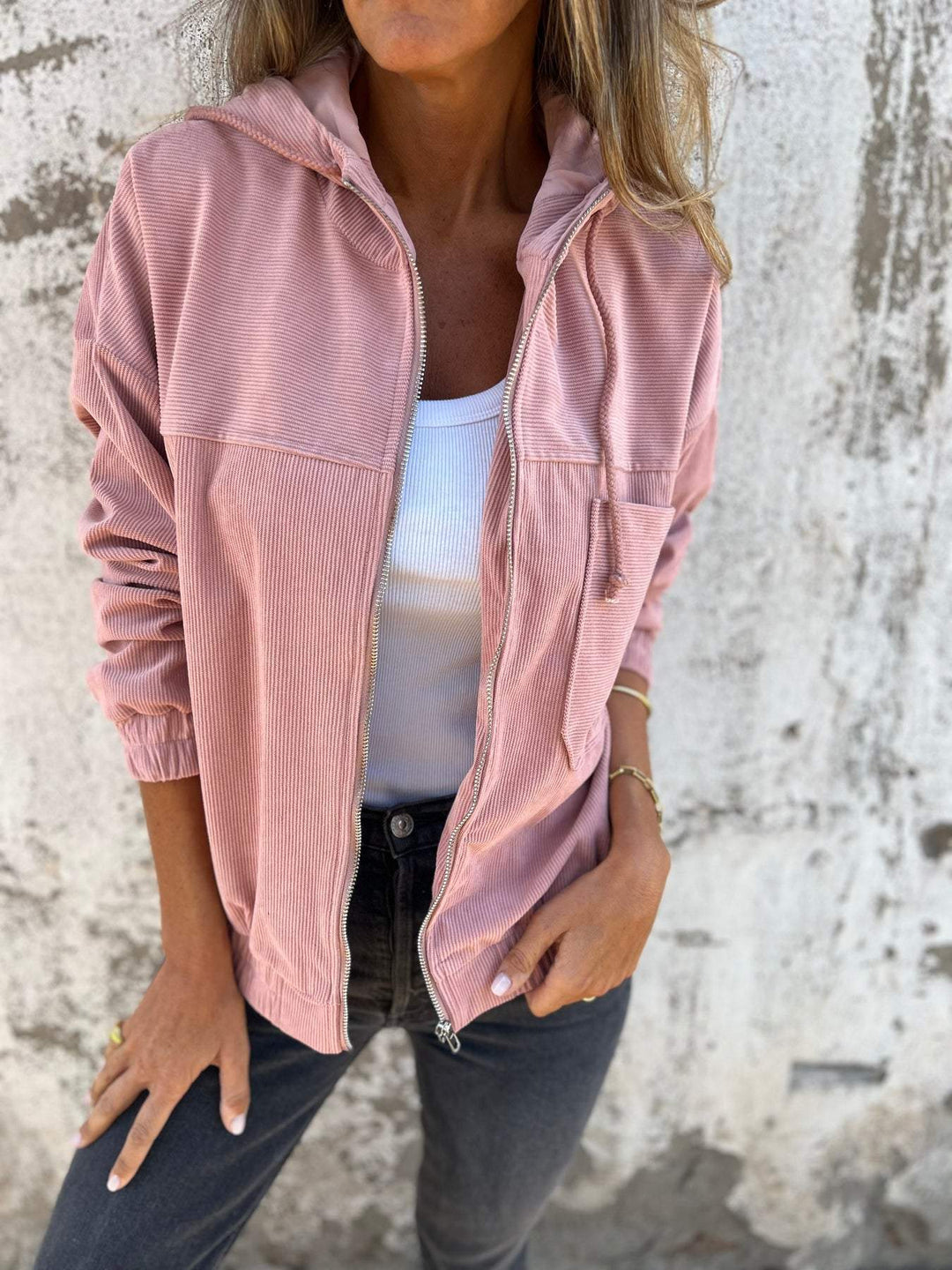 Veste décontractée femme zippée, avec capuche, parfaite pour la mi-saison et un style tendance.