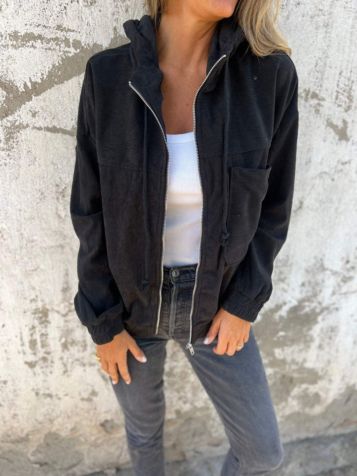 Outerwear femme zippée à capuche, offrant style et confort pour vos activités quotidiennes.