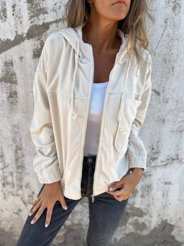 Veste hoodie femme zippée, design moderne et polyvalent, indispensable pour un look casual facile.