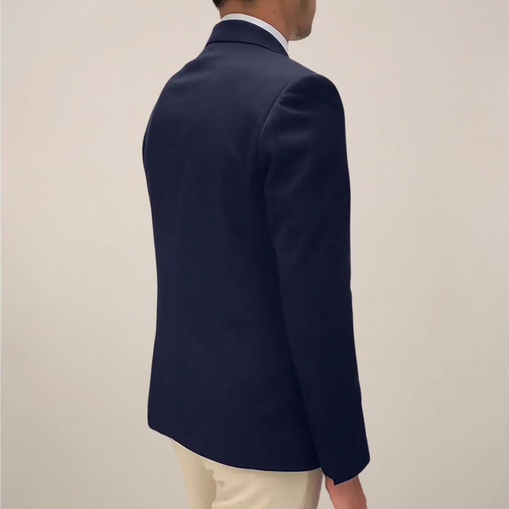 Blazer élégant homme bleu marine, coupe cintrée pour un look chic de printemps. Parfait pour la mode masculine business.