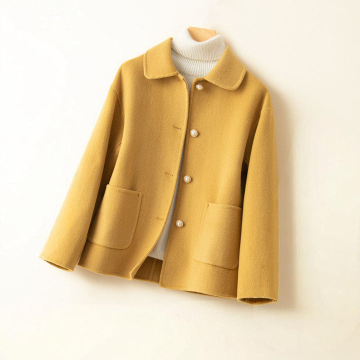Veste boutonnée légère femme, élégante et confortable, idéale pour le printemps et l'automne. Mode chic quotidienne.