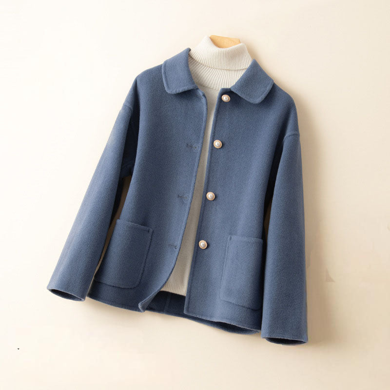 Veste femme boutonnée, coupe structurée pour un look élégant et décontracté. Parfaite pour le vestiaire polyvalent.