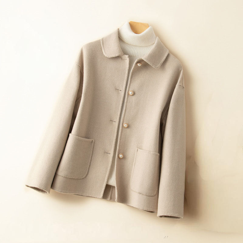 Modèle de veste légère pour femme, à boutons, offrant confort et style. Idéale pour un usage quotidien au printemps.