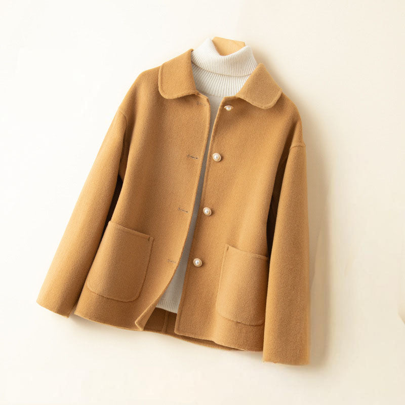Veste chic boutonnée femme, tissu léger et doux. Parfaite pour une tenue printanière élégante et confortable.