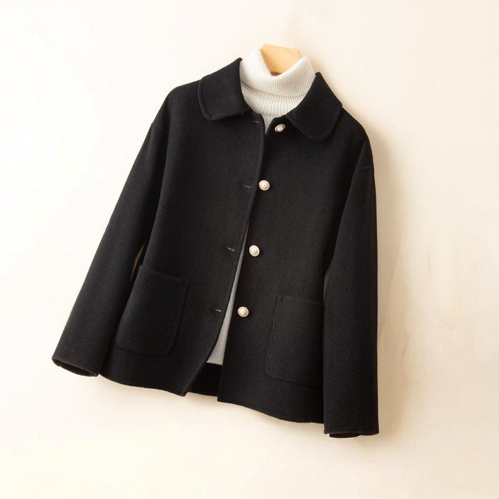 Veste femme casual boutonnée, légère et moderne, ajoutant une touche d'élégance à toute garde-robe d'automne.