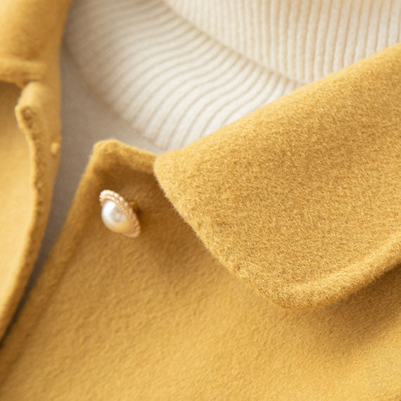 Veste femme élégante boutonnée, coupe structurée et tissu léger, offrant confort et sophistication pour le travail ou loisir.