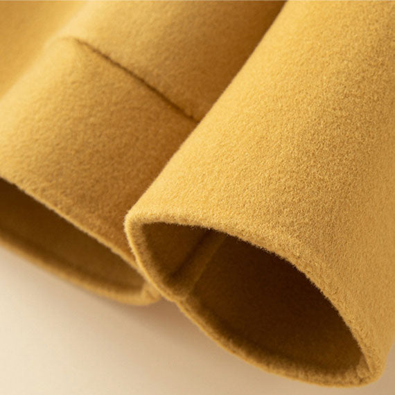 Détail d'une veste boutonnée femme, textile léger et finition chic, parfaite pour une tenue élégante et casual.