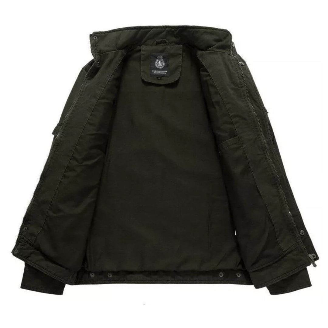 Veste homme en coton robuste, style cargo militaire, avec multiples poches, alliant durabilité et élégance casual.