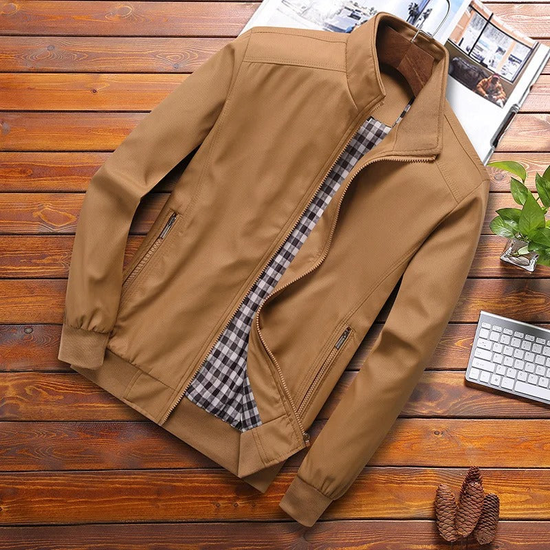 Blouson d'été léger et élégant pour homme, offre confort et protection contre le vent, parfait pour le style décontracté.