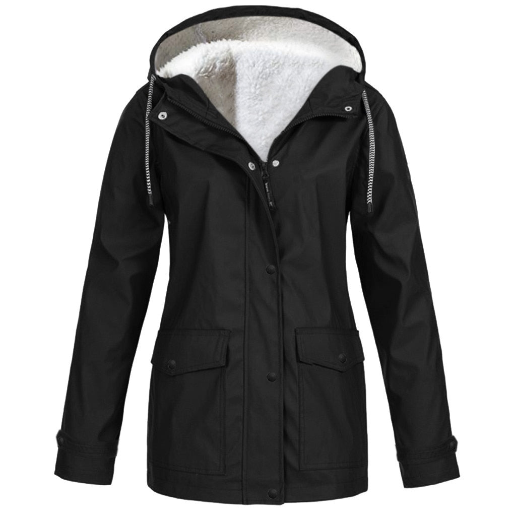 Veste femme imperméable chic pour mi-saison, confortable et respirante, idéale contre le vent et la pluie.