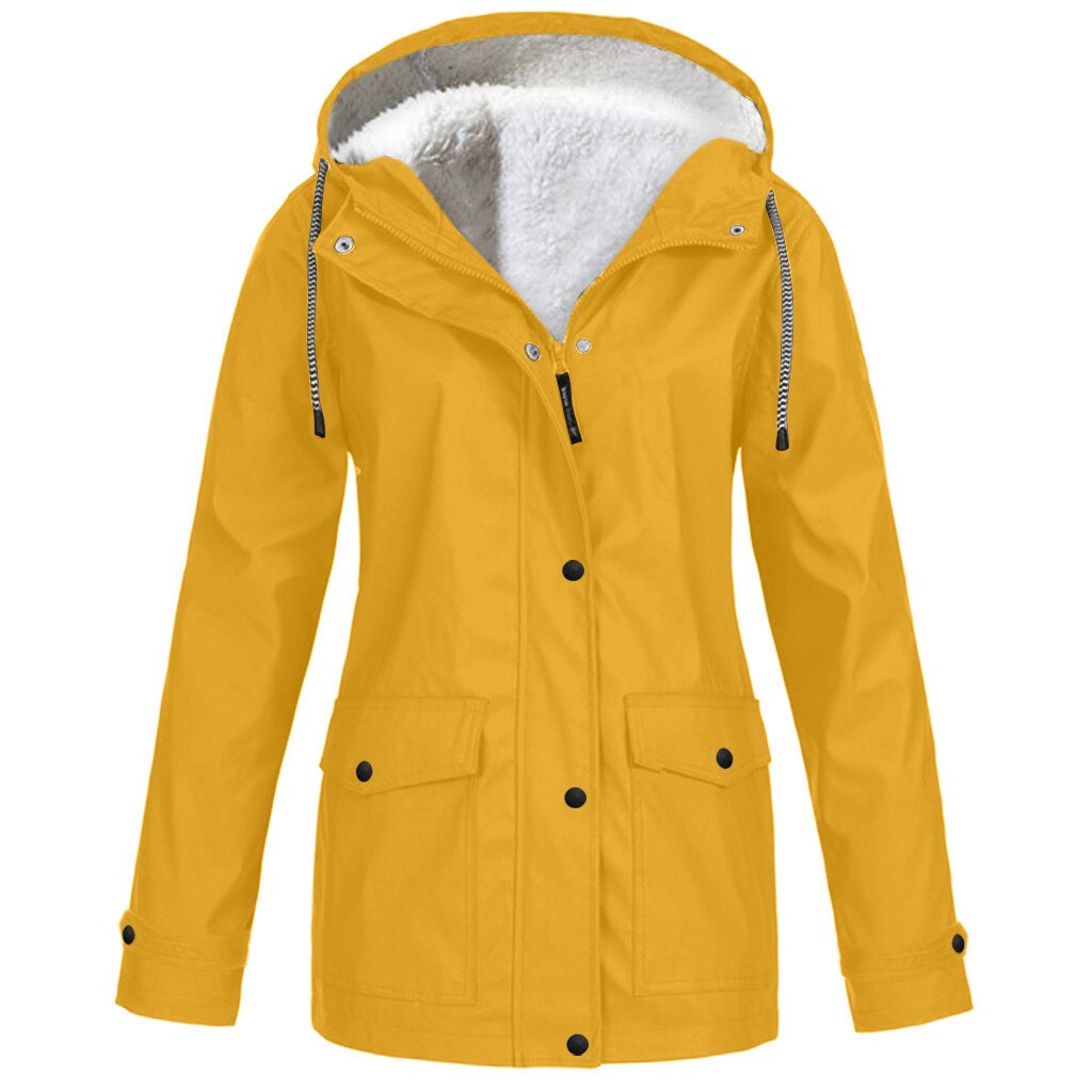 Veste femme douce et confortable, offrant une protection imperméable et coupe-vent pour la pluie.
