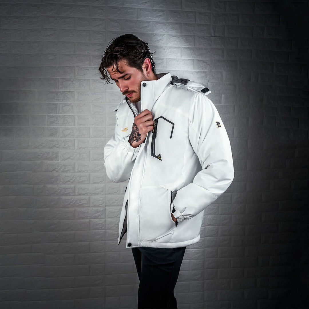 Veste de montagne homme, chaude et imperméable, parfaite pour les pistes de ski et les journées froides.