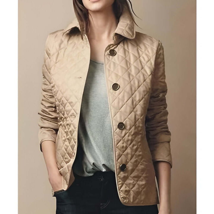 Veste femme luxe, tissu respirant pour printemps. Élégante et polyvalente, idéale pour un style chic et confortable.