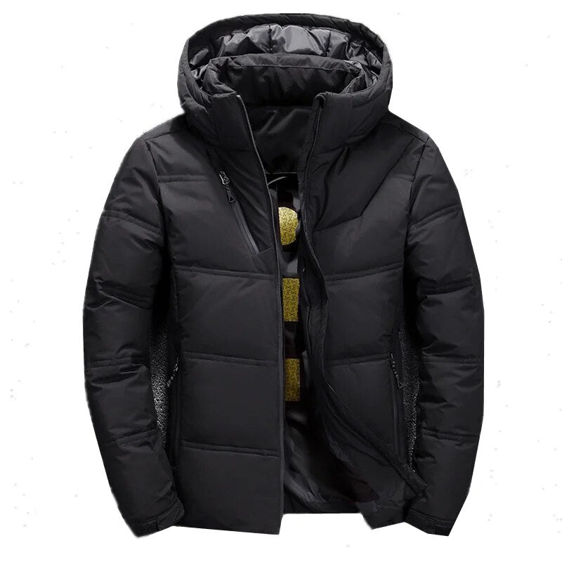 Blouson de ski homme stylé pour l'après-ski et les pistes enneigées, alliant chaleur et look décontracté hivernal.