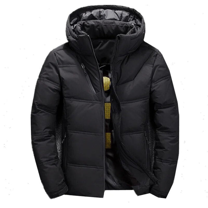 Blouson de ski homme stylé pour l'après-ski et les pistes enneigées, alliant chaleur et look décontracté hivernal.
