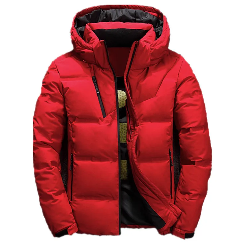 Homme portant une veste de ski décontractée, chaude et confortable pour profiter pleinement des sports d'hiver.