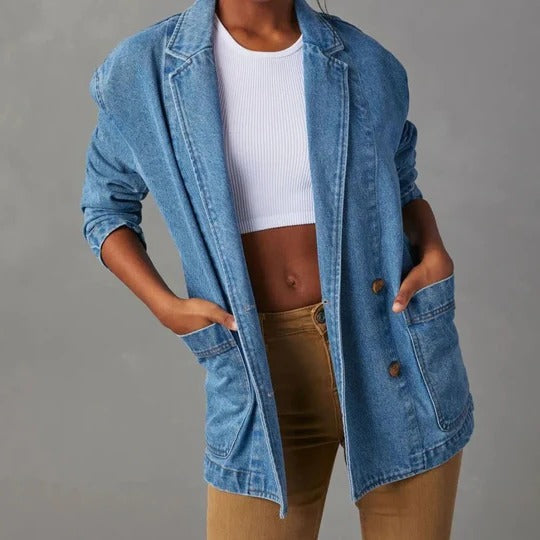 Veste en jean femme bleu denim, décontractée avec manches longues, parfaite pour un look urbain et moderne.