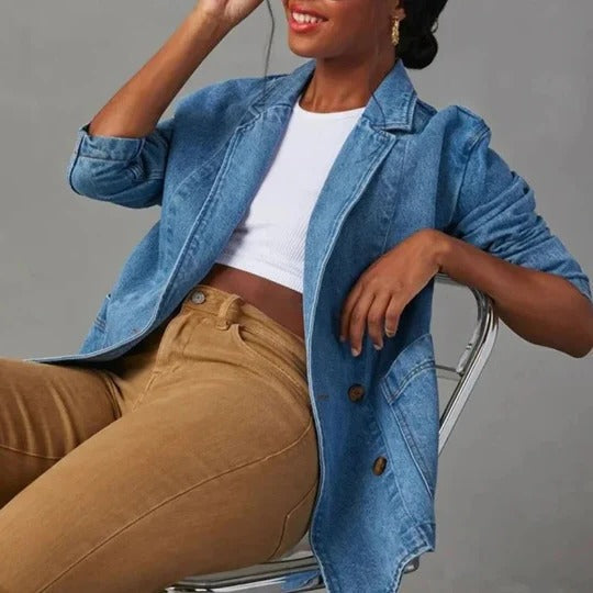Veste en jean femme casual, manches longues, style décontracté, mode femme polyvalente, teinte bleu denim.